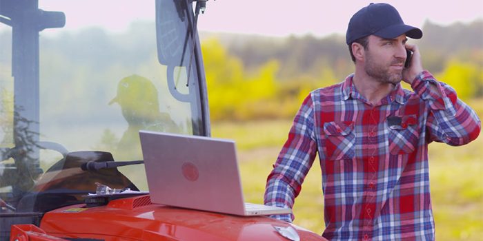 Farmer-tractor-laptop