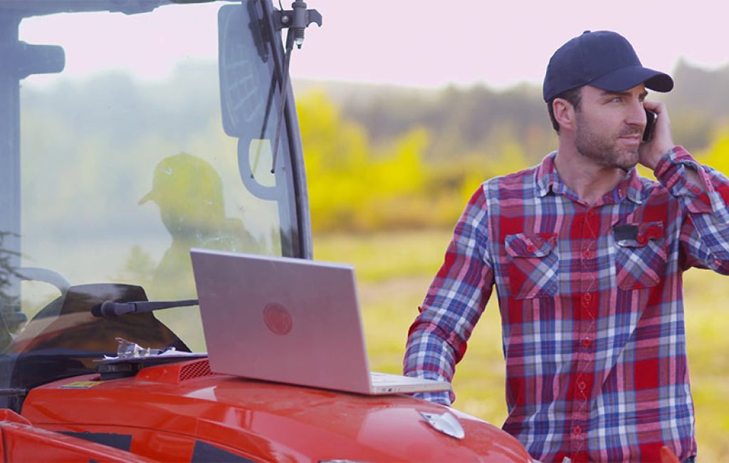 Farmer-tractor-laptop